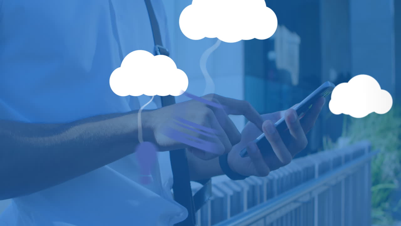 animación de nubes con dispositivos electrónicos sobre el hombre caucásico usando un teléfono inteligente