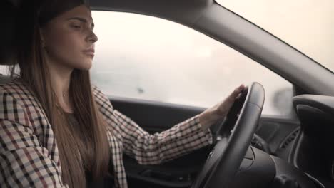 hermosa joven va a conducir un auto pero algo va mal y no puede encender el auto