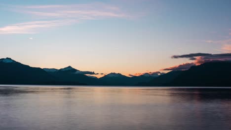 Sonnenuntergang-über-Schneebergen-Und-Meereszeitraffer