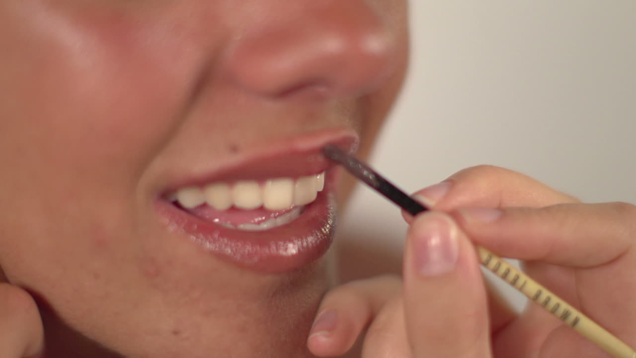 mujer maquillándose 026