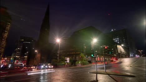 Tiro-De-Lapso-De-Tiempo-De-Los-Coches-Que-Conducen-A-Través-De-Un-Cruce-En-El-Centro-De-La-Ciudad-De-Glasgow-En-La-Noche