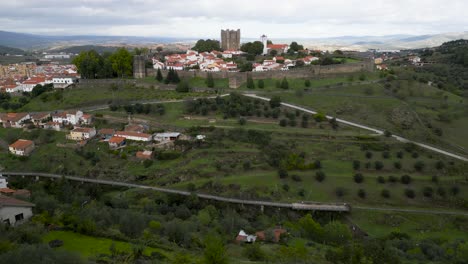 Lufttransportwagen-über-Den-Bergkamm-Zur-Mittelalterlichen-Burg-Im-Historischen-Zentrum-Von-Braganza,-Portugal