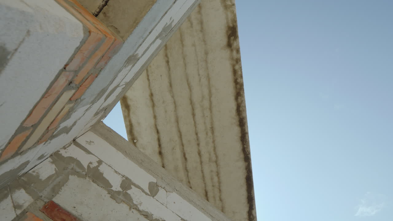 pesado panel de hormigón armado cuelga sobre el lugar de su instalación peligroso peligro de disparo o