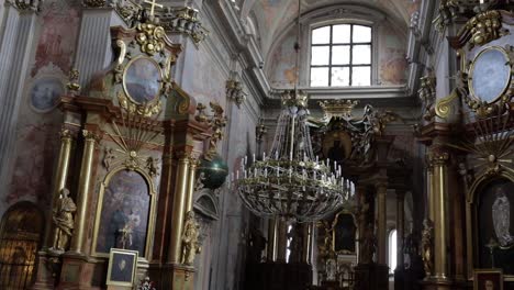 interior de una iglesia ornamentada con un altar y una magnífica lámpara de lámparas