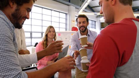 Mann-Verteilt-Kaffee-Unter-Kollegen