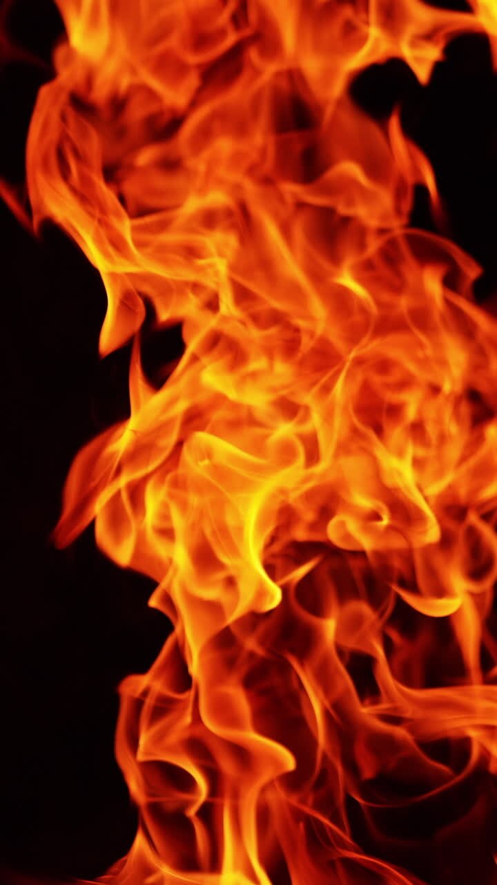 Vortici di fiamme ardenti nell'aria. Grande falò che brucia nell'oscurità totale
