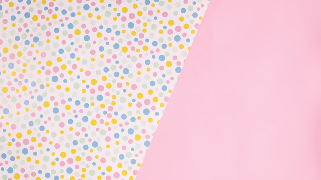 los pasteles con crema aparecen sobre un fondo pastel. detenga el movimiento