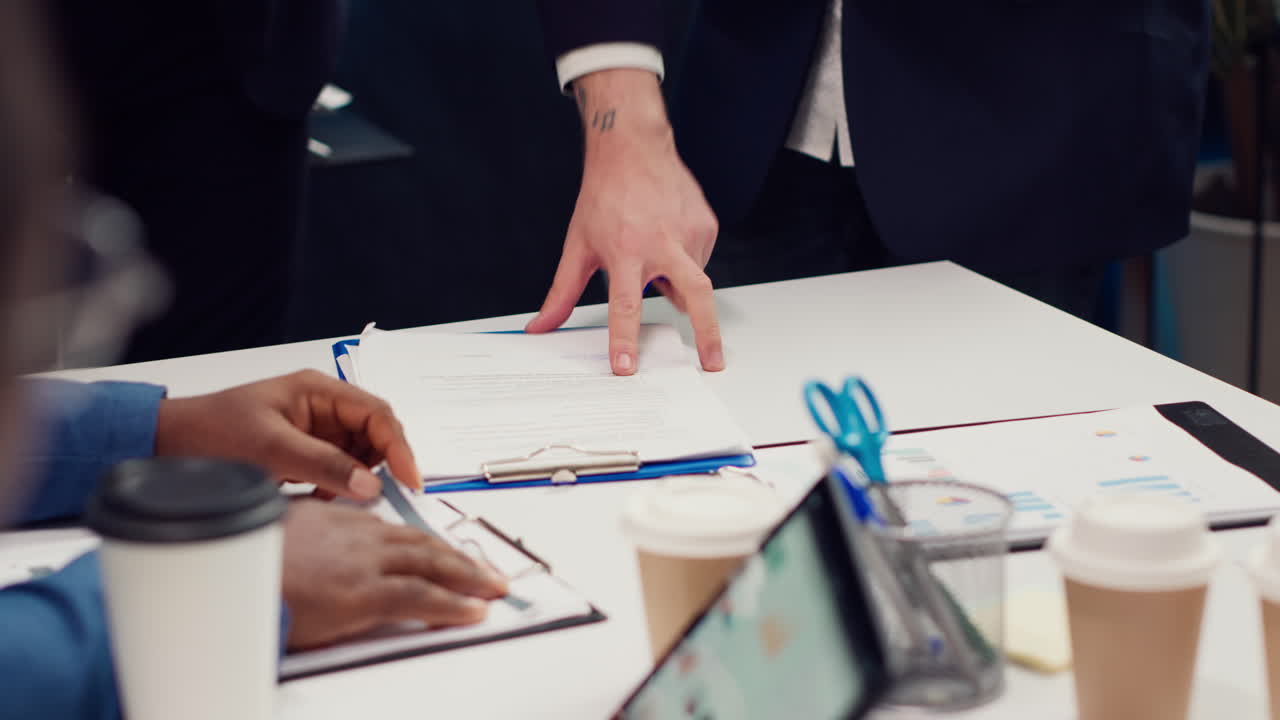 empresarios que firman un nuevo contrato de asociación entre sus empresas