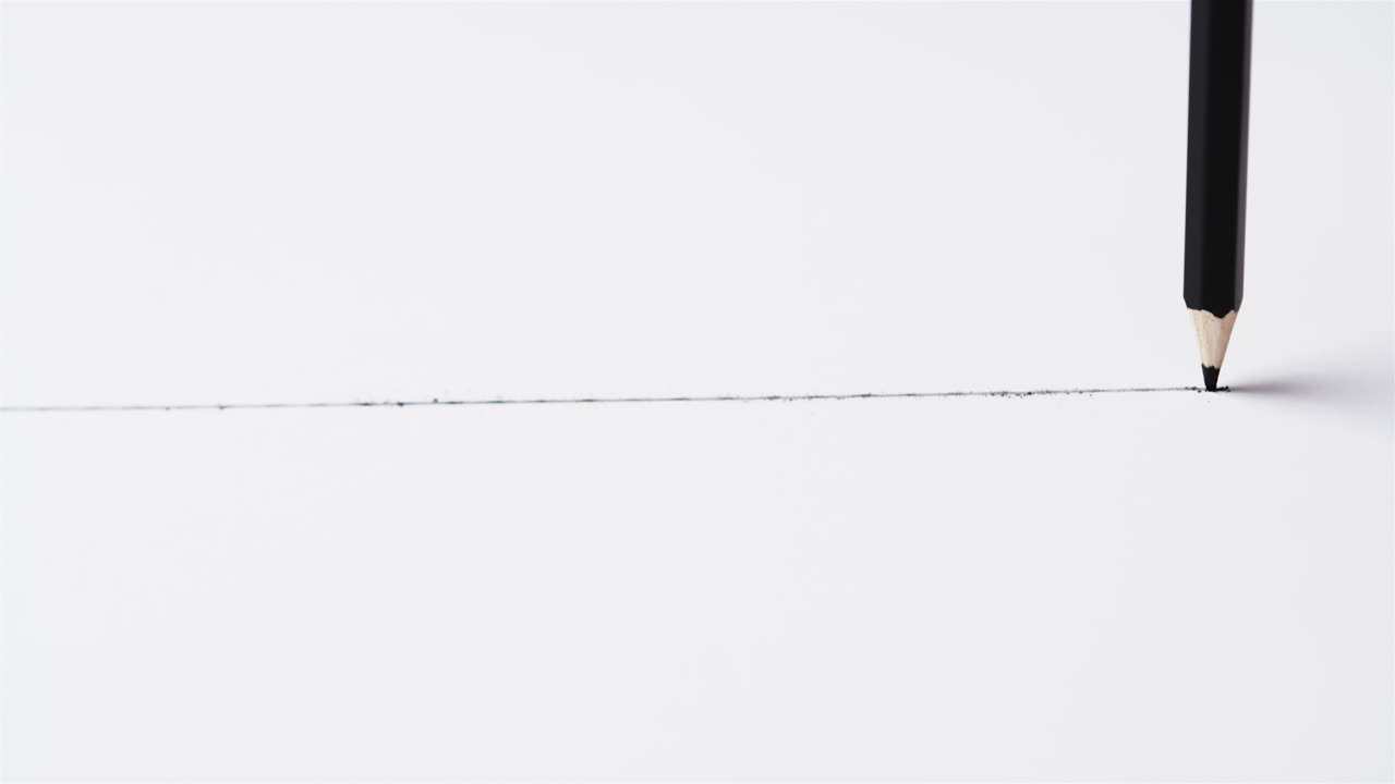 백색 배경 에 연필 로 그린 선 의 클로즈 업, 슬로우 모션 에서 복사 공간