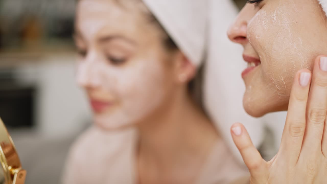 video en primer plano de amigos dos chicas aplicando una máscara facial