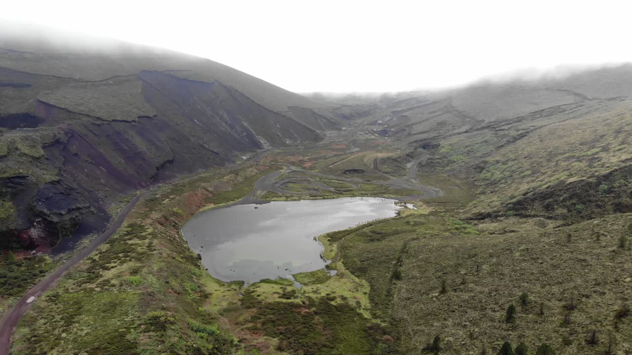 lagoa do peixe, una de las lagunas más pequeñas de la isla de são miguel, azores - sobrevuelo de extracción aérea