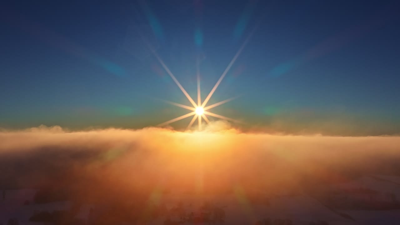 Volando sopra le nuvole con un sole splendente. Vedute del paradiso
