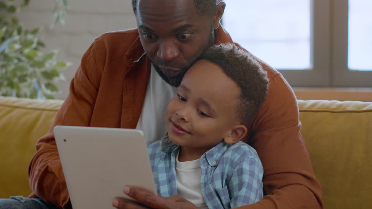 Padre e figlio che usano il tablet