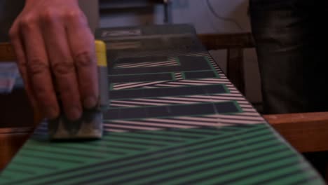 encerado casero de una tabla de snowboard verde