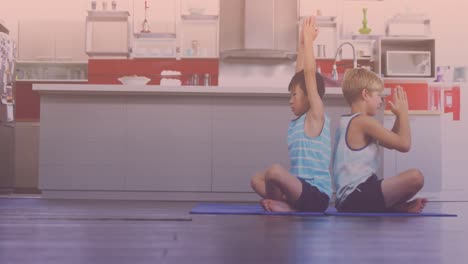 hermanos asiáticos y caucásicos realizando yoga en la cocina en casa