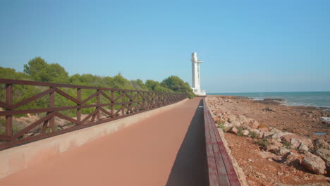 Alcossebre-Leuchtturm-Promenade-Oder-Holzsteg-An-Der-Mittelmeerküste,-Im-Naturpark-Serra-Irta,-Spanien