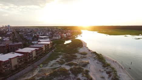 Drone-Volando-Lejos-Del-Sol-Sobre-La-Vía-Fluvial-Cerca-De-La-Entrada