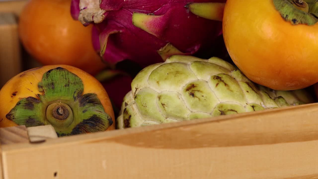 frutas vibrantes dispuestas en una canasta de madera