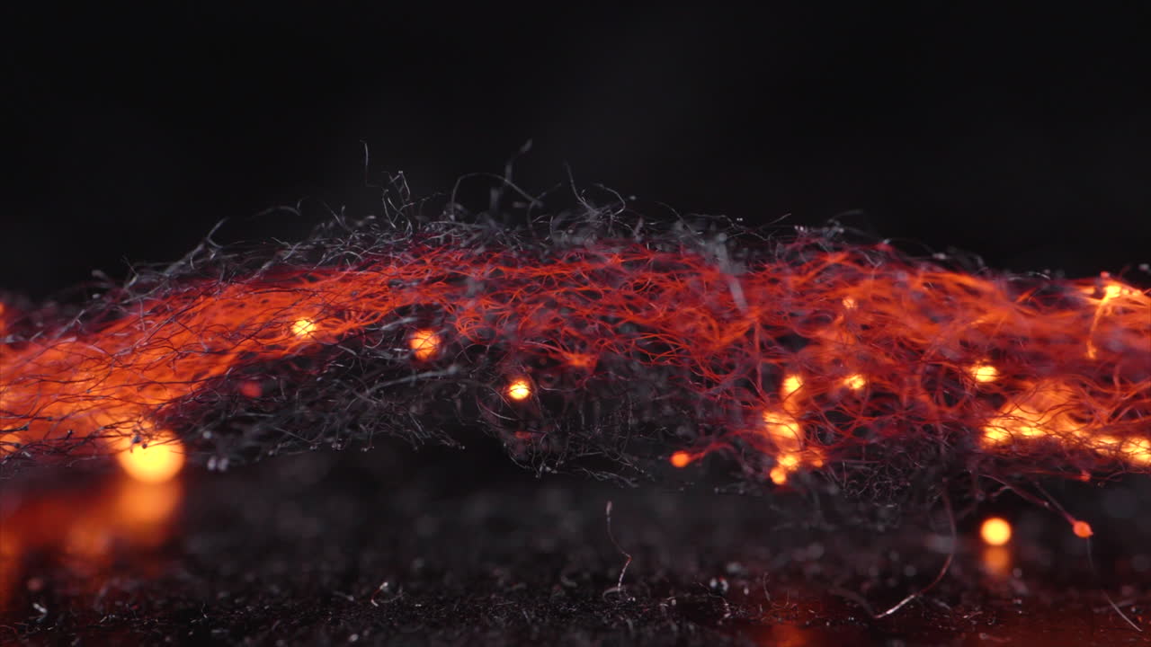 연기가 나는 쇠솜을 통해 불이 퍼집니다.