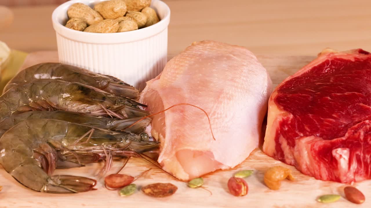 variedad de carnes, nueces y productos lácteos expuestos