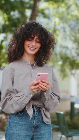 Kaukasische-Junge-Frau-Tippt-Mit-Smartphone-Textnachrichten-In-Social-Media-Anwendungen-Online