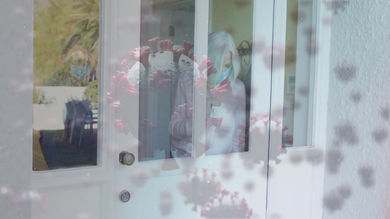 얼굴 마스크를 쓰고 패키지를 취하는 고령 백인 여성에 대한 바이러스 세포의 애니메이션