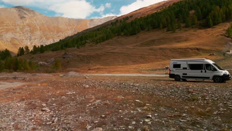 Fließender-Fluss-Mit-Wohnmobil,-Das-Während-Der-Herbstsaison-Vor-Der-Malerischen-Berglandschaft-Geparkt-Ist