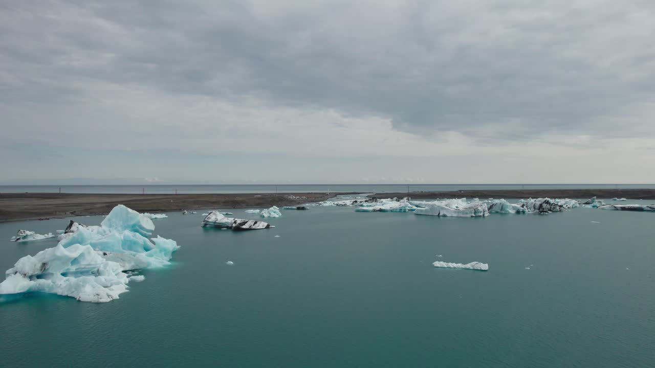 아이슬란드 의 요 ⁇ 살론 빙하 호수 의 드론 촬영 4