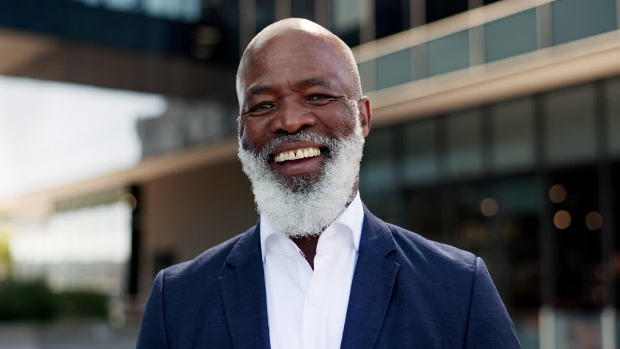 risa, ciudad y cara de los negocios hombre negro en la ciudad