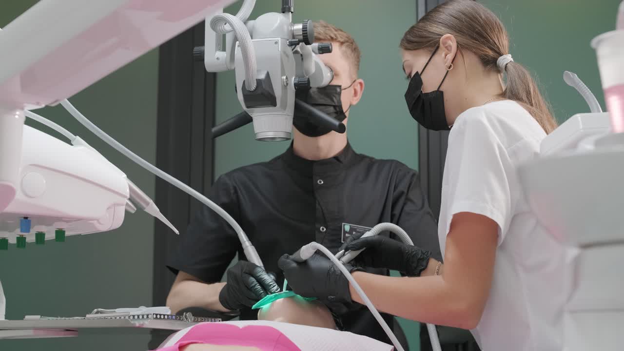 Dentista examinando los dientes de un paciente en el dentista.