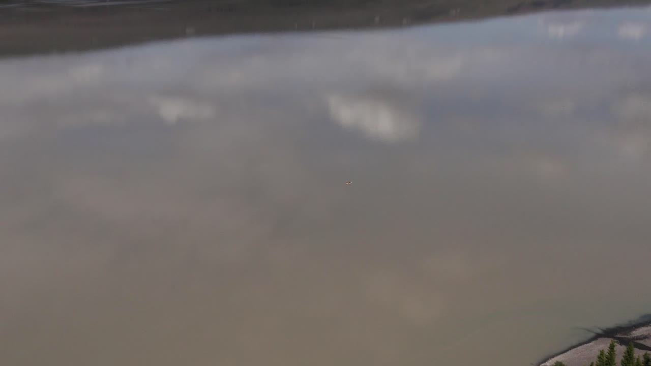 퇴적물 오염으로 인해 갈색을 띤 아이슬란드의 고요한 호수 라가플조트