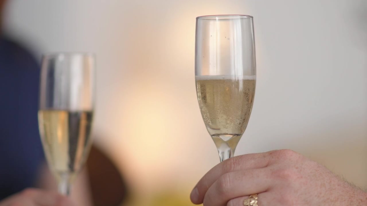 Primo piano di champagne versato in un flûte