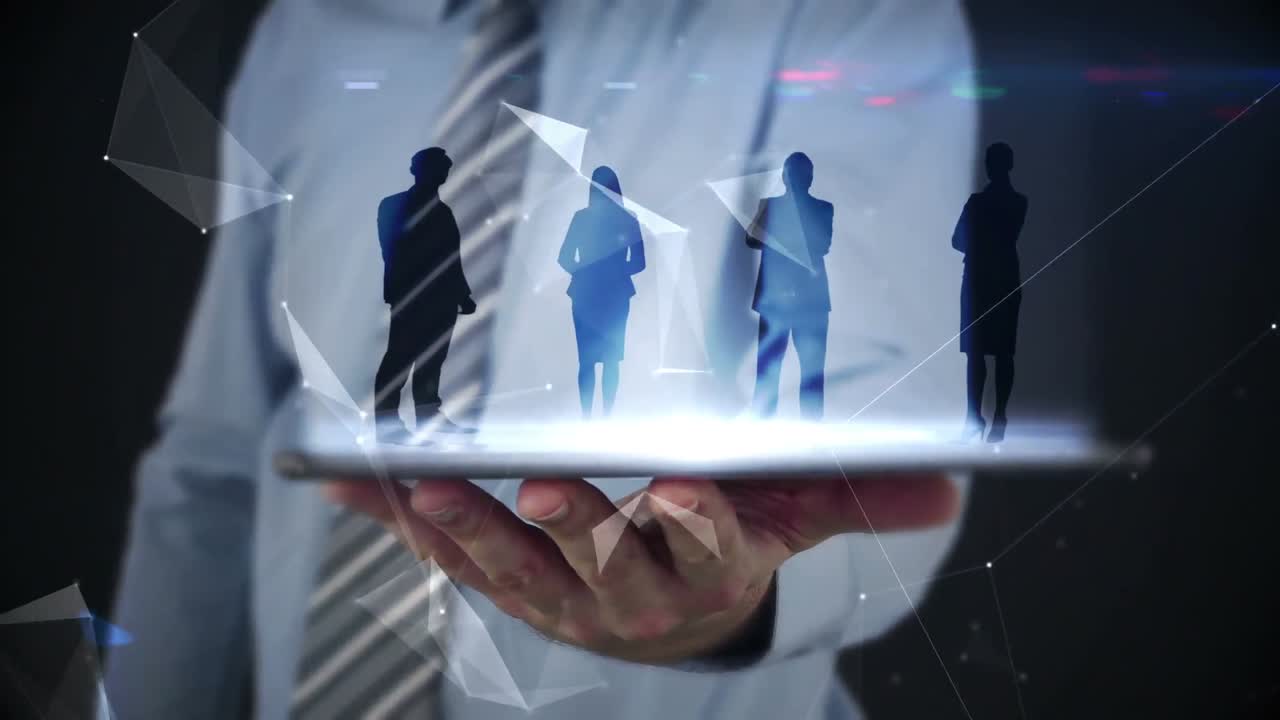 태블릿을 사용하여 홀로그램을 보는 사업가