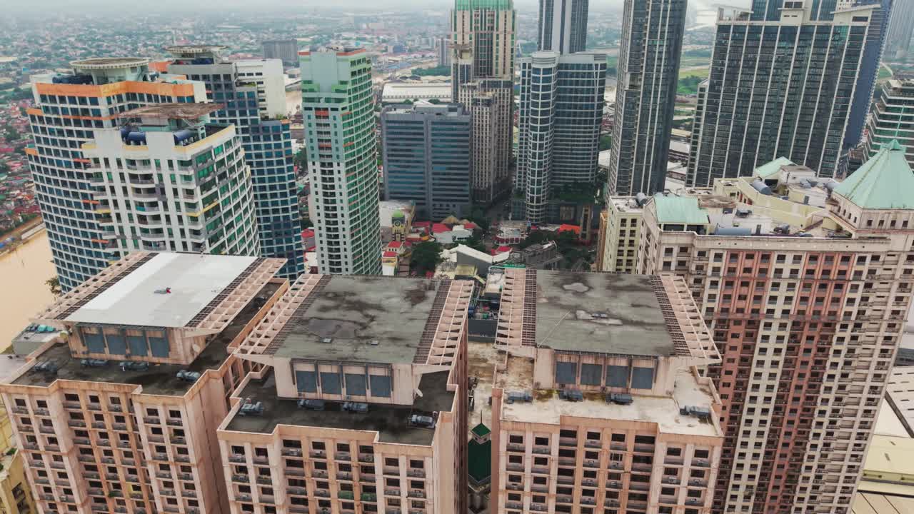 Imagens aéreas de Eastwood City Metro Manila mostrando altas torres residenciais