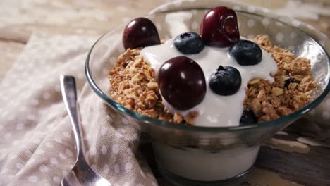 Tazón-De-Muesli-De-Yogur,-Cerezas-Y-Arándanos-Para-El-Desayuno-4k