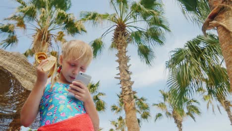 Funny-Girl-Eating-A-Banana-And-Plays-On-The-Smartphone