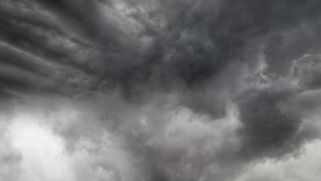 Gewitter-Und-Quellwolken-Am-Himmel