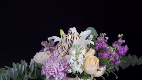 arreglo floral blanco y morado rosas giratorias y tiro deslizante lirio gerbera loto
