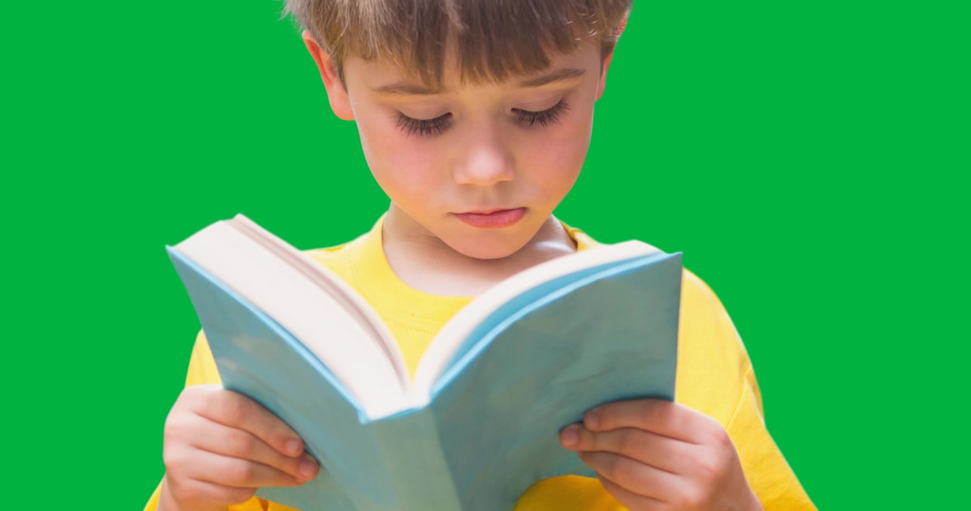 Niño caucásico leyendo un libro con espacio para texto sobre fondo transparente