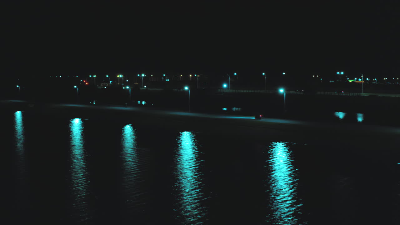 vuelo desde una altura detrás de una motocicleta deportiva corriendo a lo largo del río contra el telón de fondo de la