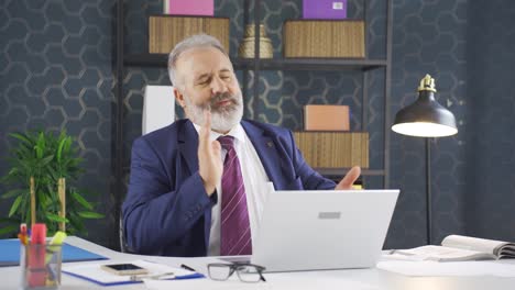 Cheerful-businessman-working-out-by-dancing.