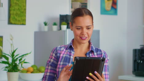 Closeup-of-woman-using-tablet