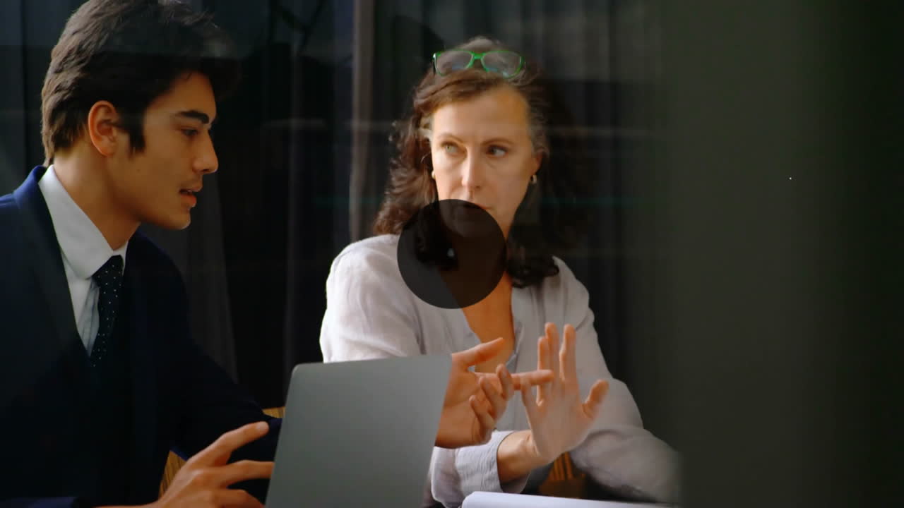 사무실에서 다양한 사업가들과의 아이콘과의 연결 네트워크의 애니메이션