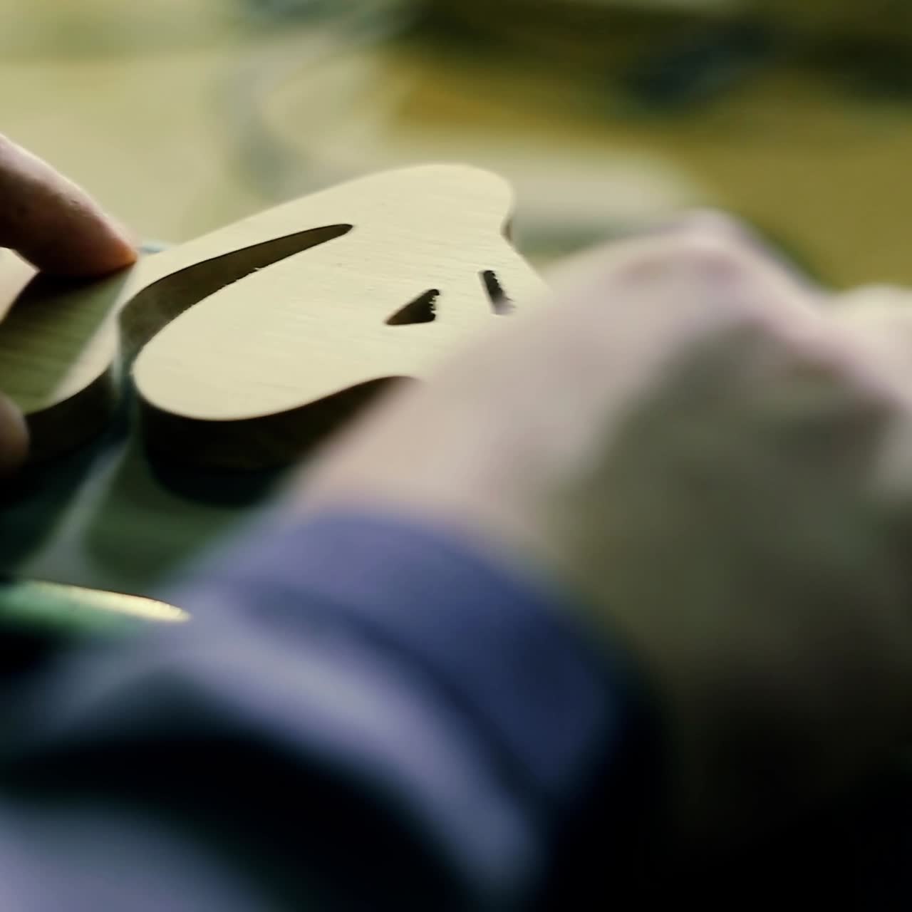 carpintero enviando una pieza de madera a su taller