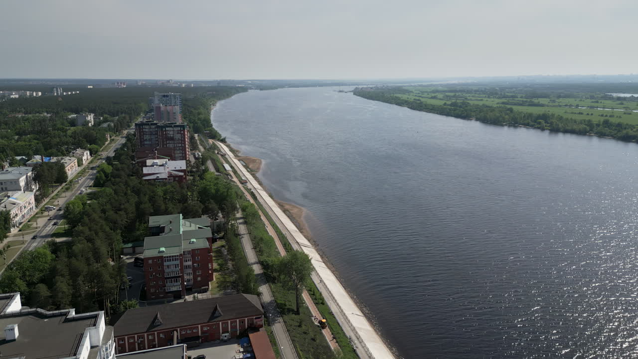 vista aérea de la ciudad y el río