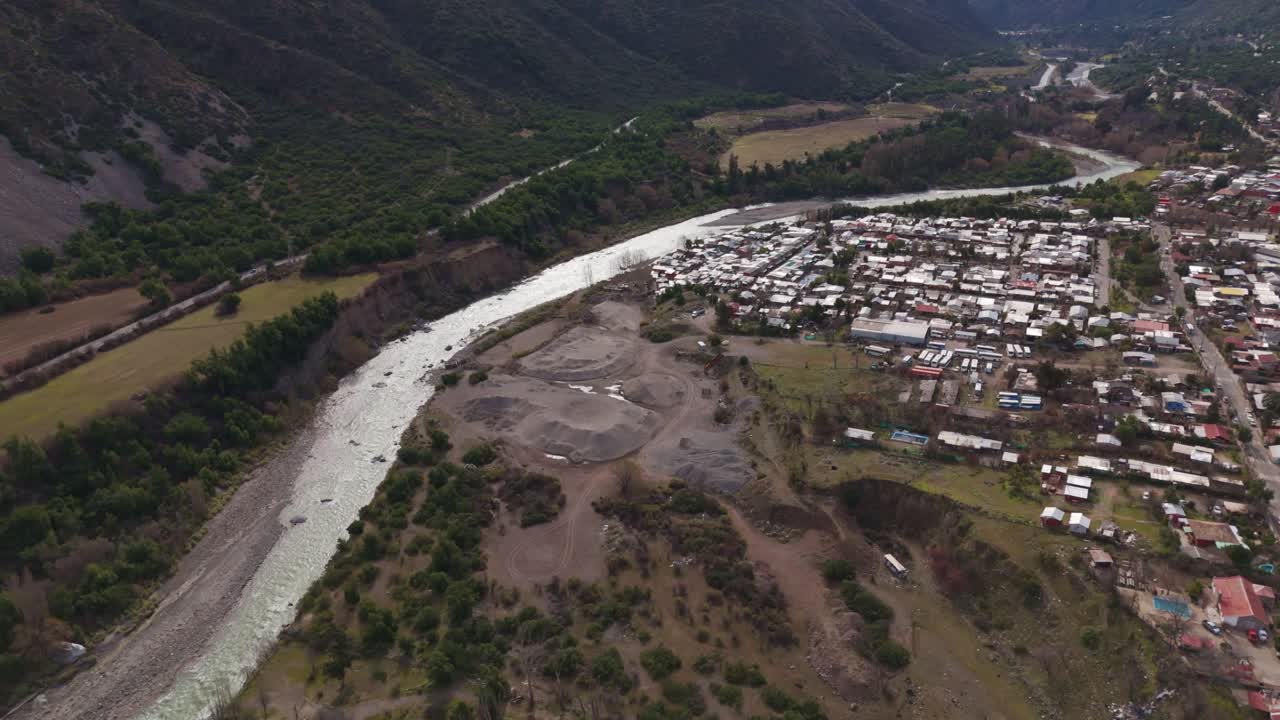 Vista aerea di una città incastonata in una valle attraversata da un fiume.