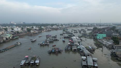 Chaotic-river-boat-traffic-at-floating-market-in-Can-Tho,-Vietnam