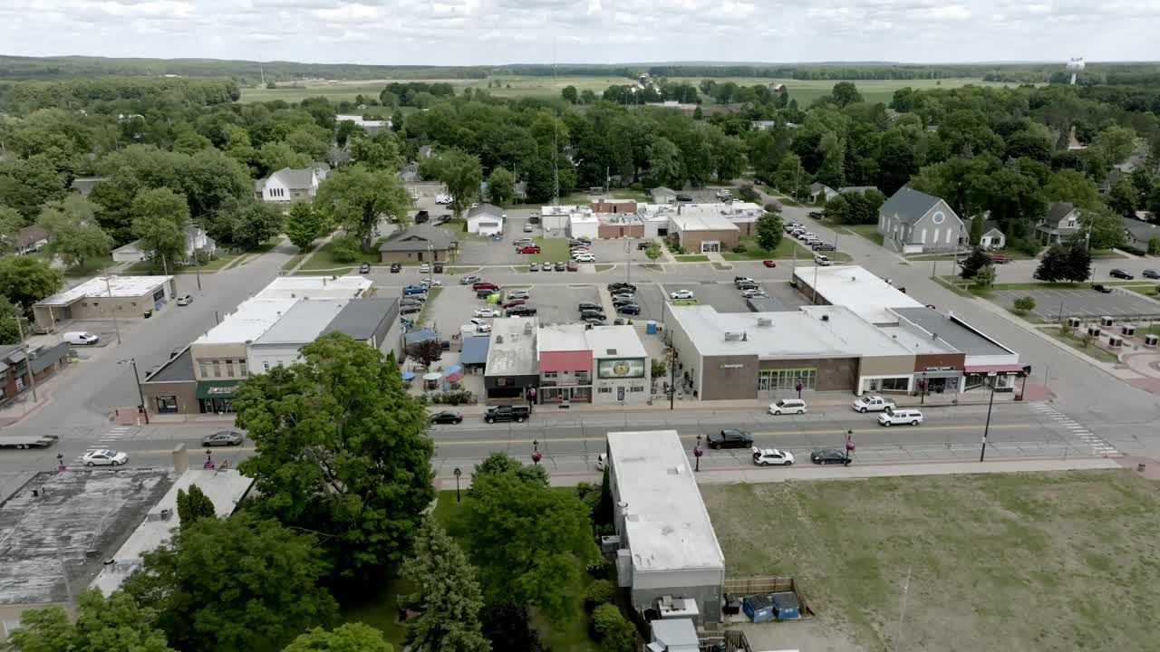ciudad del lago, centro de michigan con video de avión no tripulado moviéndose de lado