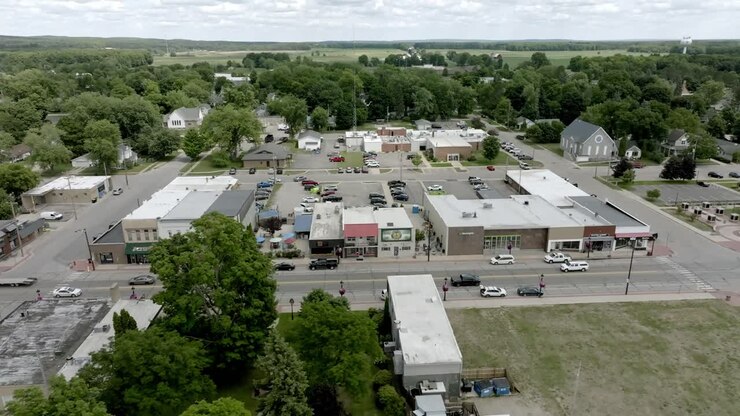 Centro di Lake City, Michigan con Video Drone che si Sposta Lateralmente.