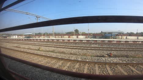 ventana del tren que se asoma al punto de vista durante un viaje en tren de larga distancia, ferrocarriles indios